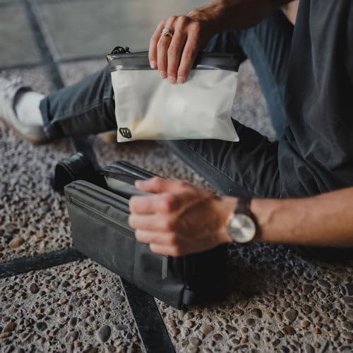 Gravel Hanging Toiletry Bag – Water-Resistant Dopp Kit for Men & Women (Black, Max)